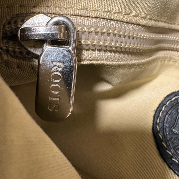 Roots Black Leather Crossbody Bag - Picture 10 of 10